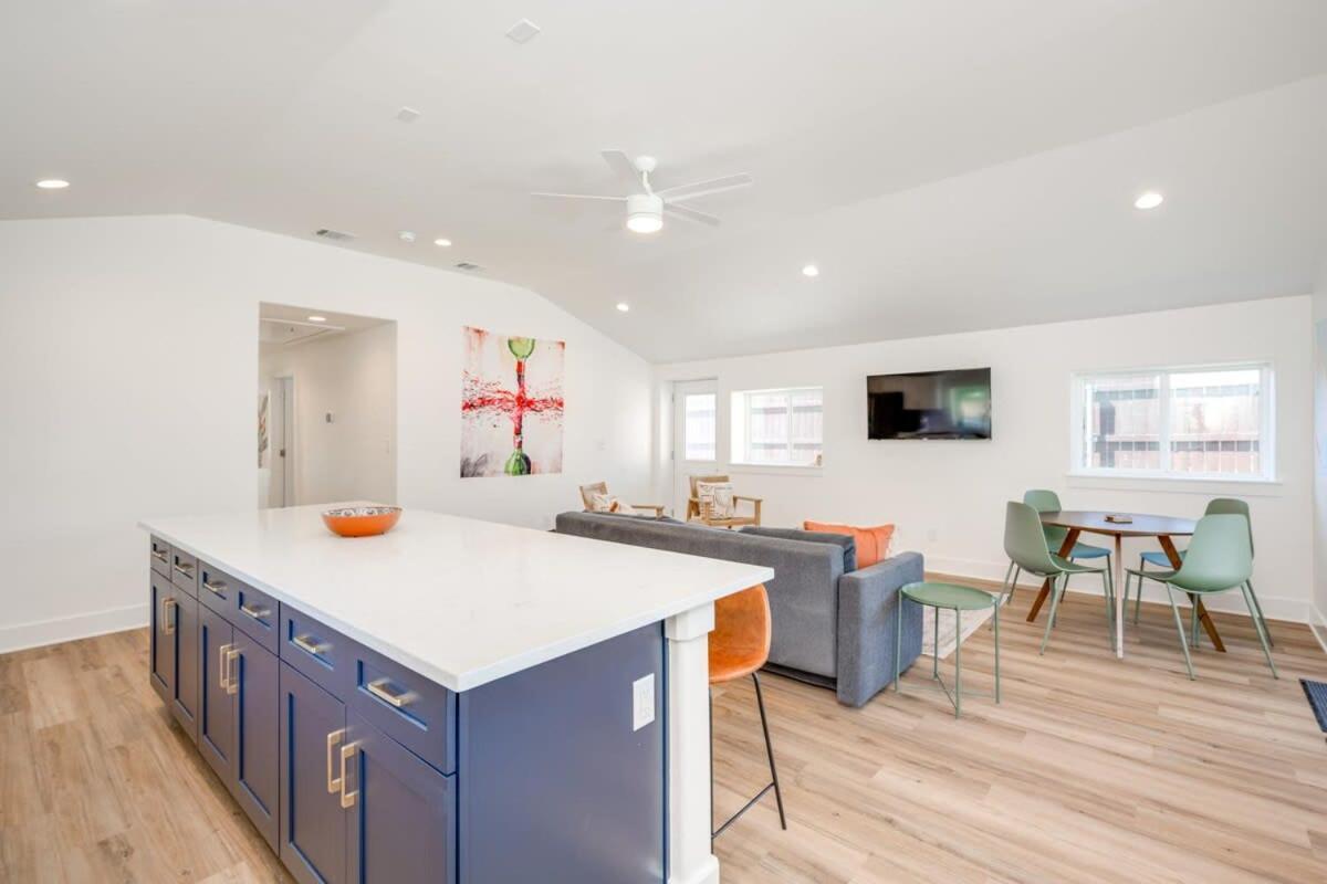2 Kings Hot Tub Modern Cottage Hill Country Blanco 外观 照片