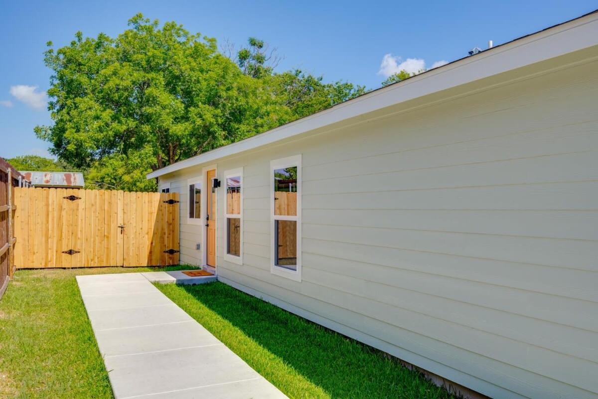 2 Kings Hot Tub Modern Cottage Hill Country Blanco 外观 照片