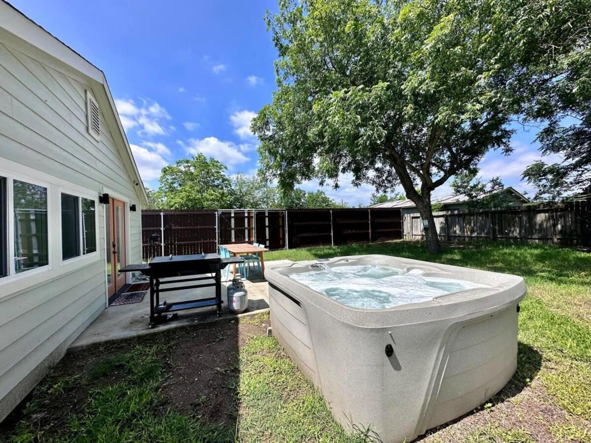 2 Kings Hot Tub Modern Cottage Hill Country Blanco 外观 照片