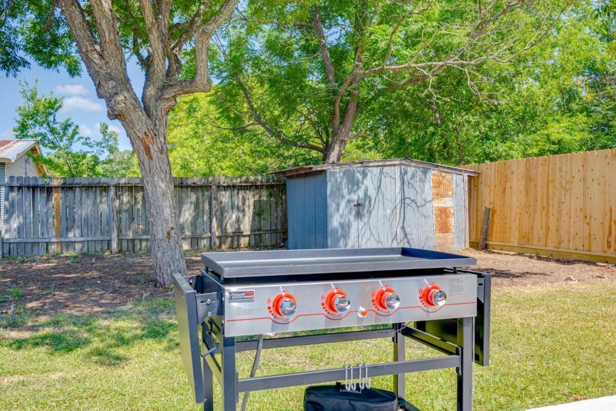 2 Kings Hot Tub Modern Cottage Hill Country Blanco 外观 照片