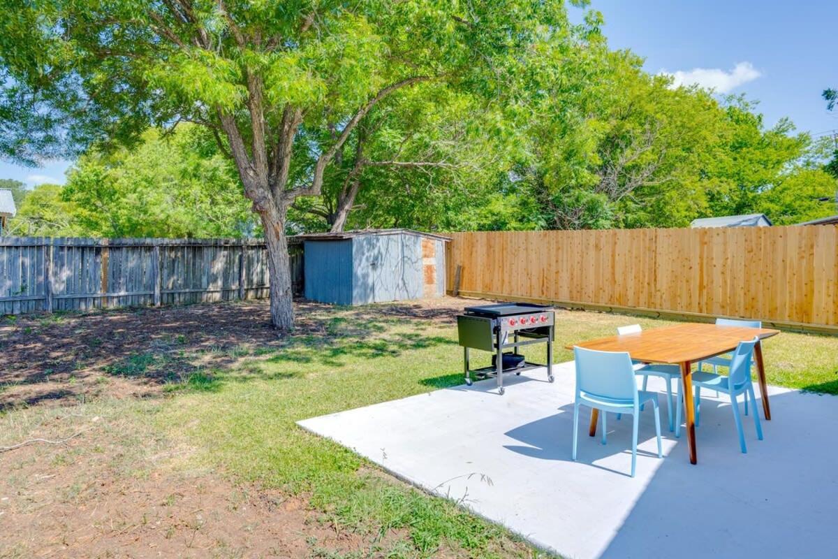 2 Kings Hot Tub Modern Cottage Hill Country Blanco 外观 照片