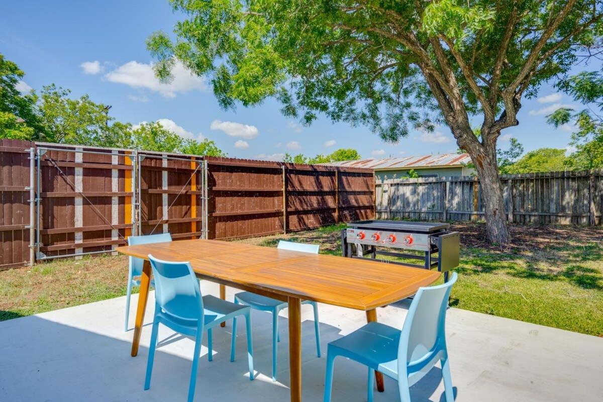 2 Kings Hot Tub Modern Cottage Hill Country Blanco 外观 照片