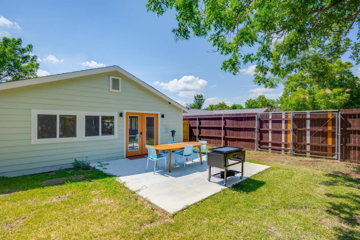 2 Kings Hot Tub Modern Cottage Hill Country Blanco 外观 照片
