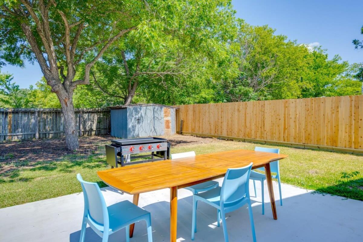 2 Kings Hot Tub Modern Cottage Hill Country Blanco 外观 照片
