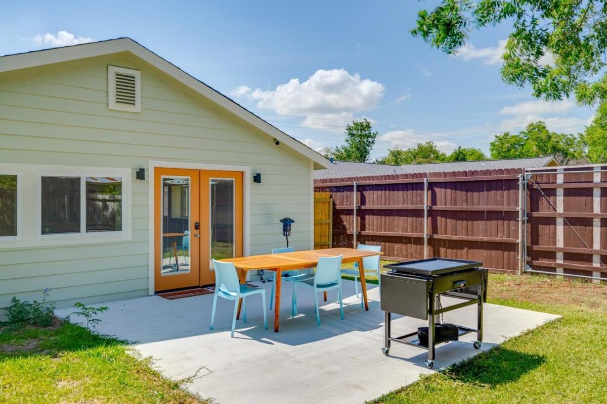2 Kings Hot Tub Modern Cottage Hill Country Blanco 外观 照片