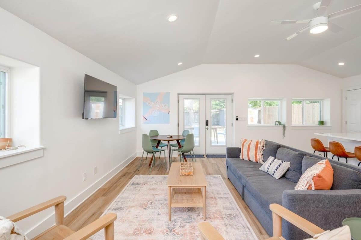 2 Kings Hot Tub Modern Cottage Hill Country Blanco 外观 照片