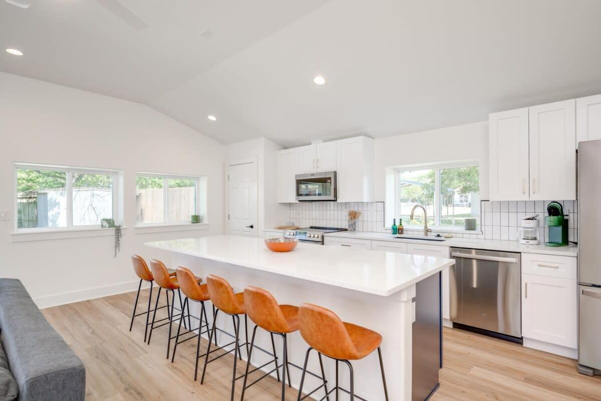 2 Kings Hot Tub Modern Cottage Hill Country Blanco 外观 照片