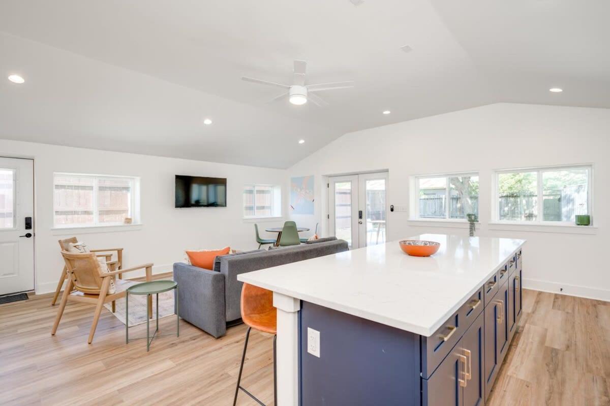 2 Kings Hot Tub Modern Cottage Hill Country Blanco 外观 照片